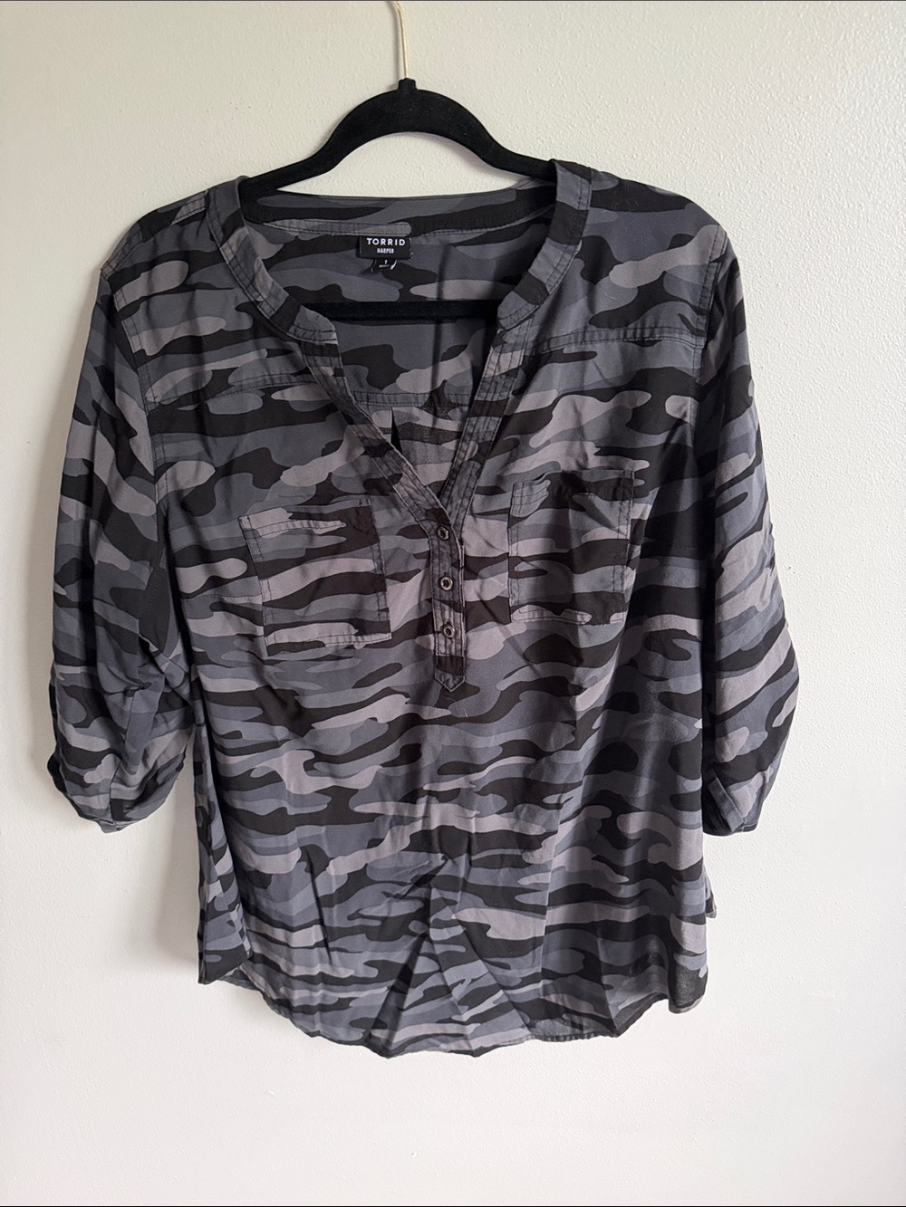 torrid Gray Camo Henley Tunic Blouse Size 1